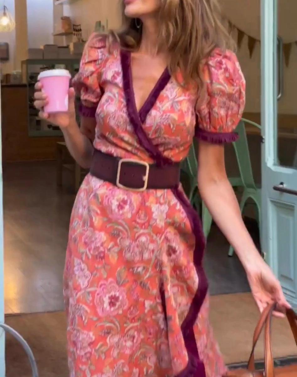 Elena | Kleid mit kurzen Puffärmeln und asymmetrischem Rockteil