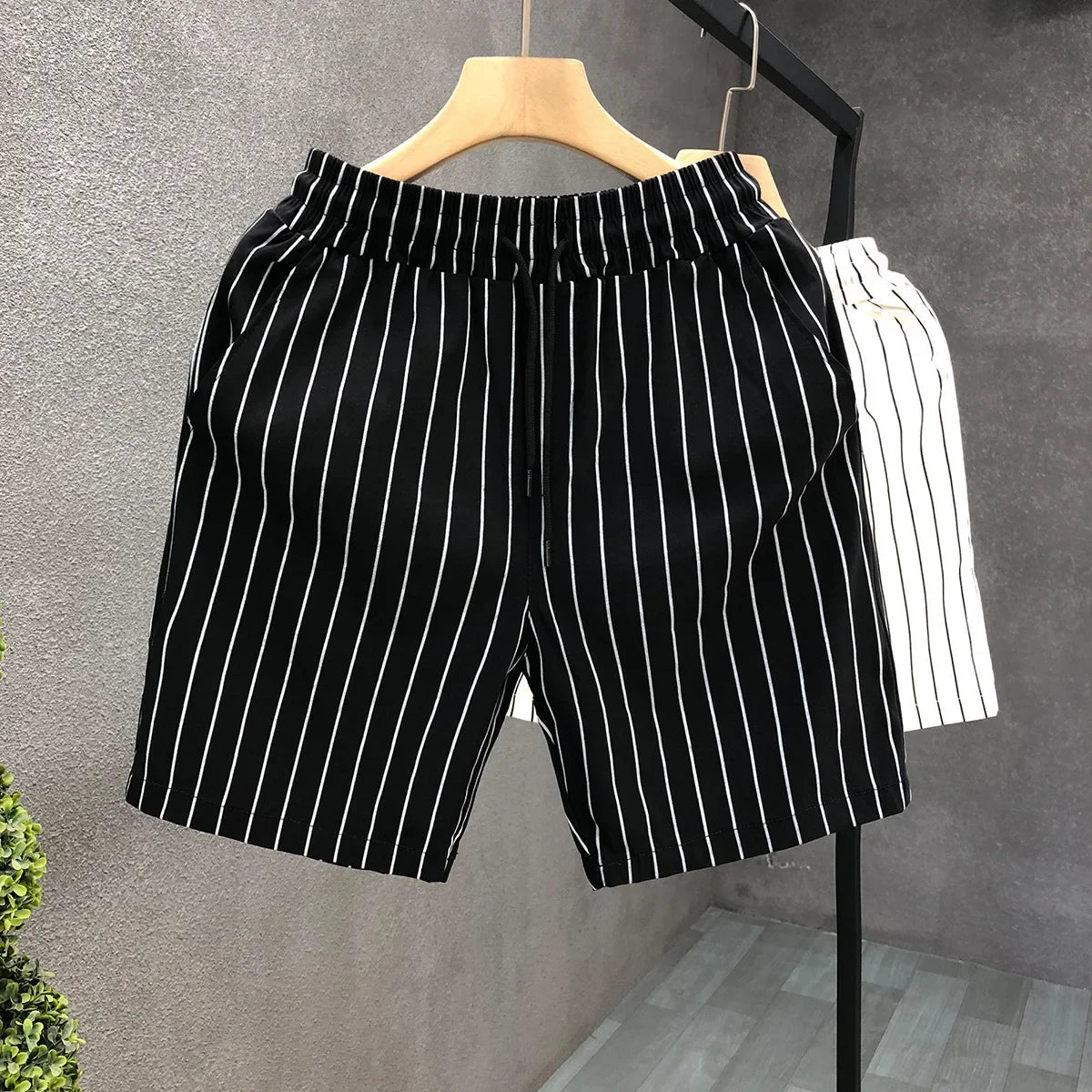 Noah | Modisch gestreifte Herrenshorts