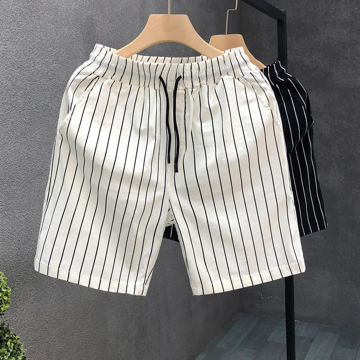 Noah | Modisch gestreifte Herrenshorts