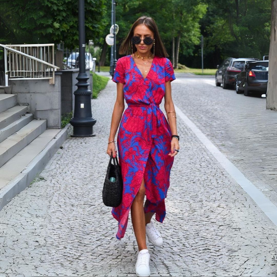 Evie™ - Stilvolles Kleid mit spitzem Ausschnitt